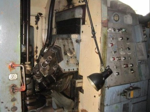 Pannello comandi e testa operativa di dentatrice per taglio ingranaggi, macchina utensile professionale adatta a revisione e manutenzione.