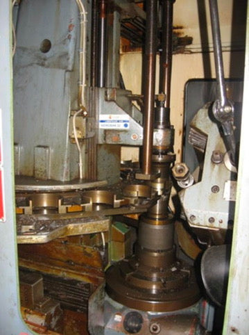 Interno di dentatrice industriale usata per lavorazione ingranaggi, dettaglio del mandrino e meccanismi di taglio, ideale per revisione e retrofit.